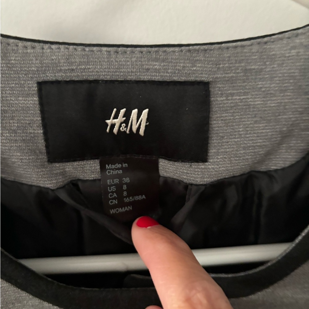 H&M Women's Gray Blazer with Black Trim - Picture 4 of 7